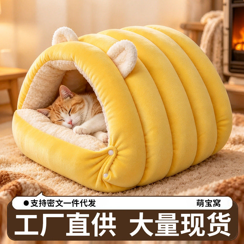 Thickened, Enclosed Cat Bed For Winter, Providing Warmth And Comfort For Cats. A New Type Of Cat House And Pet Supply For The Winter Season